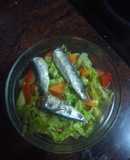 Ensalada de sardinas, aguacate y papaya