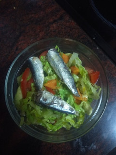 Una foto de Ensalada de sardinas, aguacate y papaya