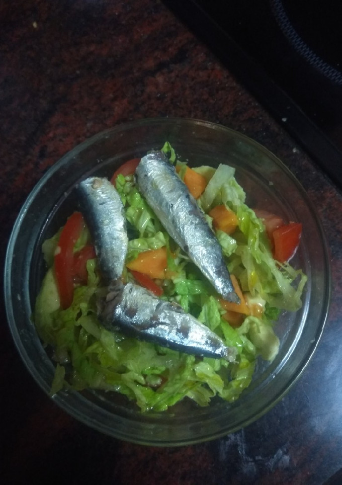 Una foto de Ensalada de sardinas, aguacate y papaya