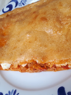 Una foto de Empanada de atún, cebolla, pimiento y huevo