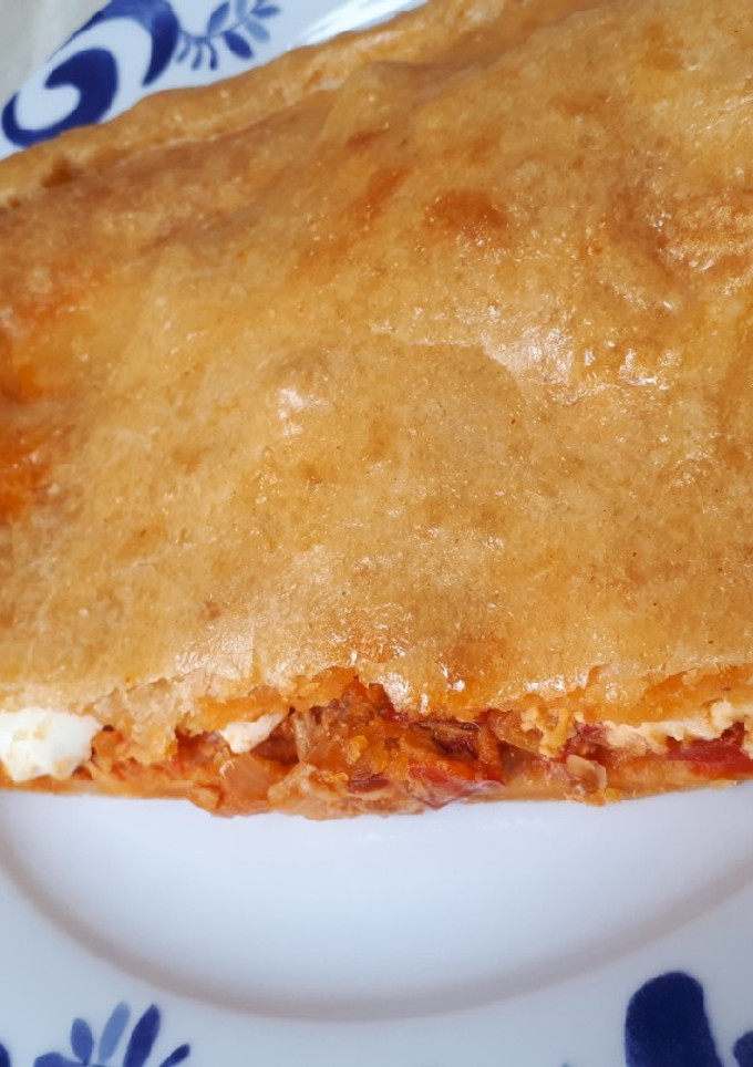 Una foto de Empanada de atún, cebolla, pimiento y huevo