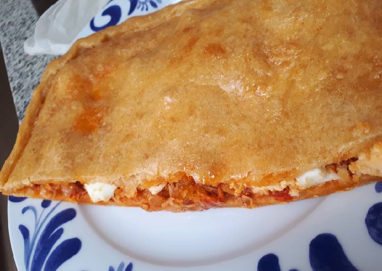 Empanada de atún, cebolla, pimiento y huevo