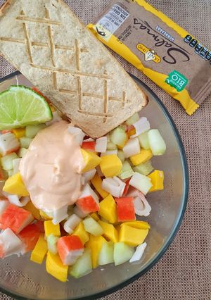 Una foto de Surimi mango bowl
