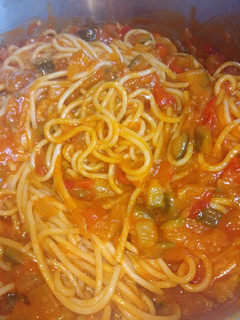 Una foto de Espaguetis con verduras y tomate