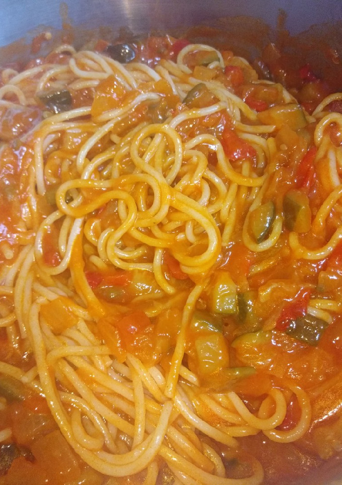 Una foto de Espaguetis con verduras y tomate