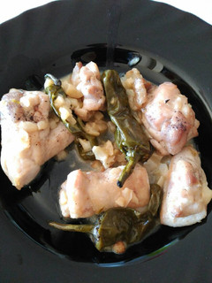 Una foto de Pollo al ajillo con pimientos de padrón