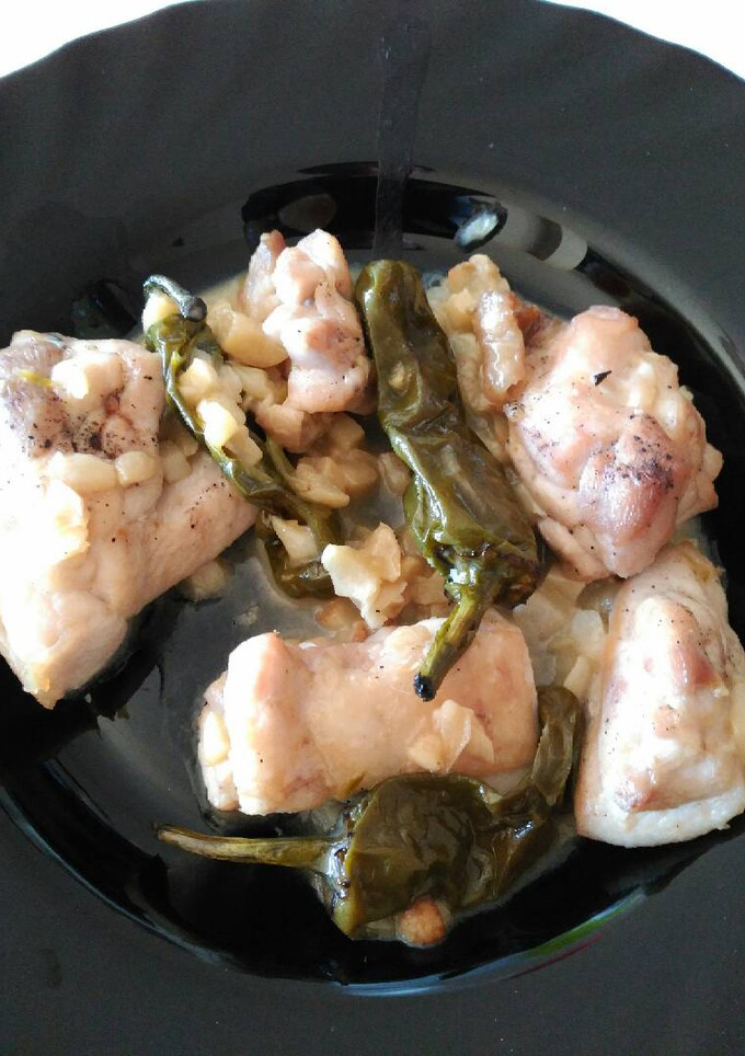 Una foto de Pollo al ajillo con pimientos de padrón