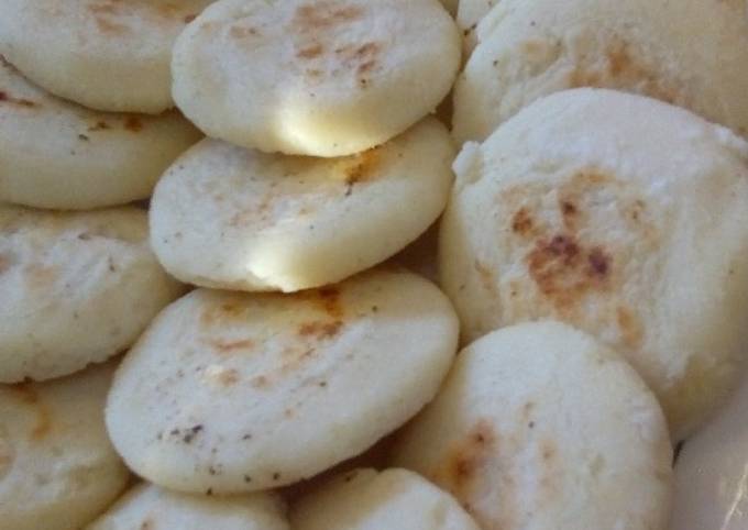 Premium Photo  Arepas venezolanas en budare o plancha