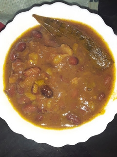 A picture of Peanut and rajma curry.