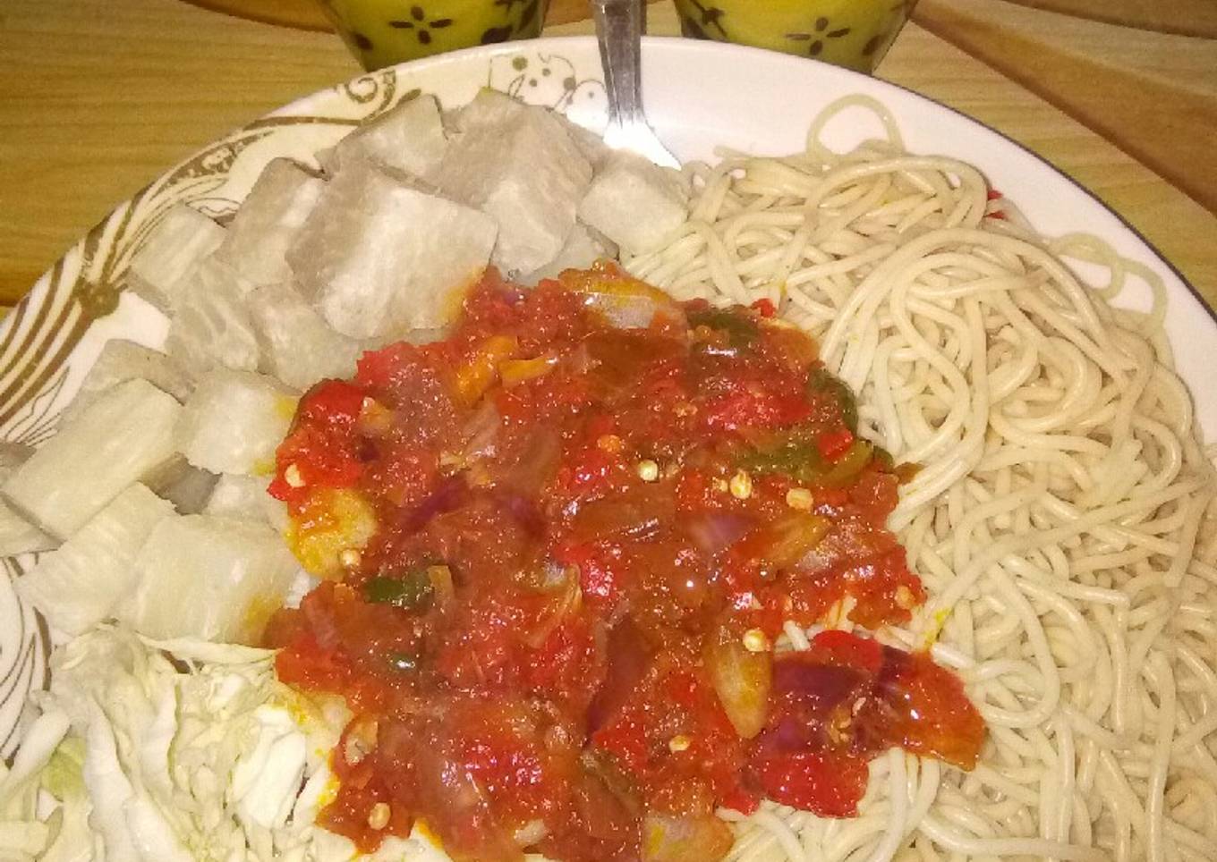Spaghetti with yam and stew.....garnished with cabbage