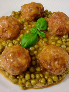 Una foto de Albóndigas de carne, jamón y queso con guisantes