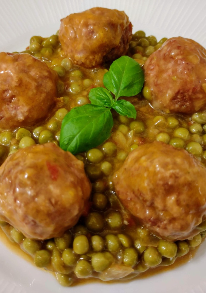 Una foto de Albóndigas de carne, jamón y queso con guisantes