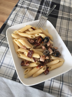 Foto di Pasta con prosciutto cotto, olive, capperi e pomodorini secchi