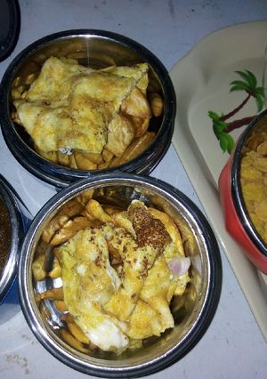 A picture of Fried potatoes chips with egg.