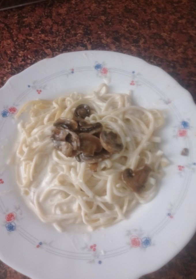 Una foto de Tallarines con Nata y Champiñones