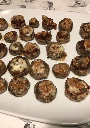 Une photo de Champignons bruns farcis tomates séchées,mozzarella di buffala et basilic