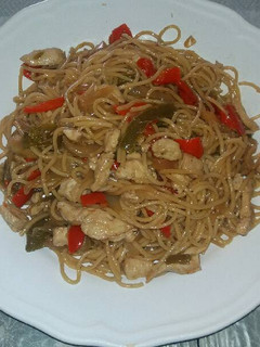 Una foto de Fideos chinos con pollo
