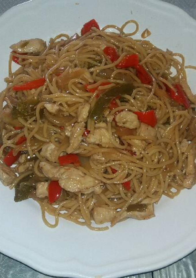 Una foto de Fideos chinos con pollo