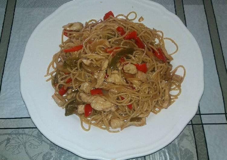 Fideos chinos con pollo