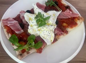 Une photo de Pinsa au Jambon de Serrano et Mozzarella Bufala