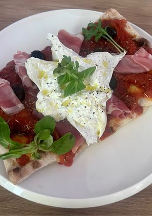 Une photo de Pinsa au Jambon de Serrano et Mozzarella Buffala