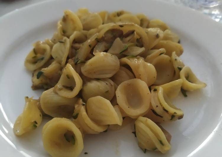 Orecchiette con zucchine e funghi