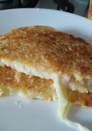 Una foto de Arepas🫓de yuca rellenas de queso🥯🌽🧀