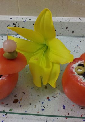 Foto principal de Tomates rellenos de mascarpone, pasas, aceitunas y menta