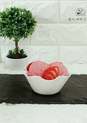 Hình của món Kem Dâu Tây 딸기 아이스크림.