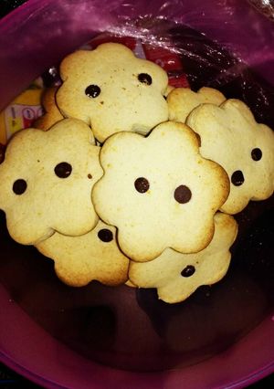 A picture of Citrus-Flavored Cornstarch and Wheat Flour Cookies.