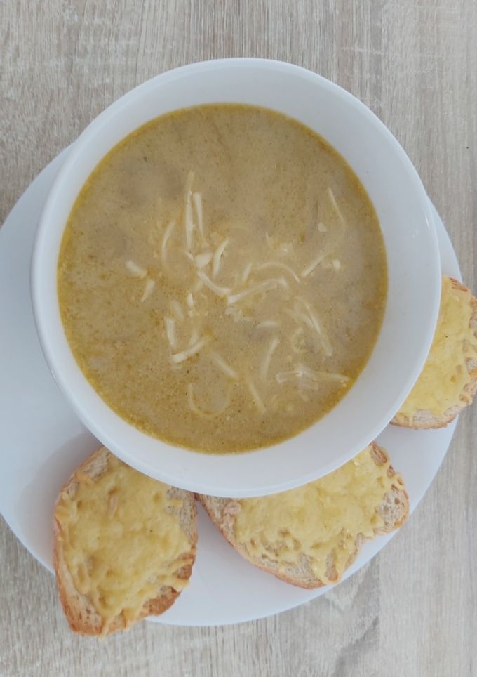 Hagymaleves, sajtos pirítossal recept fotója