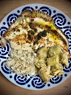 Una foto de Lomos de rodaballo a la plancha con alcachofas al godello y arroz con semillas