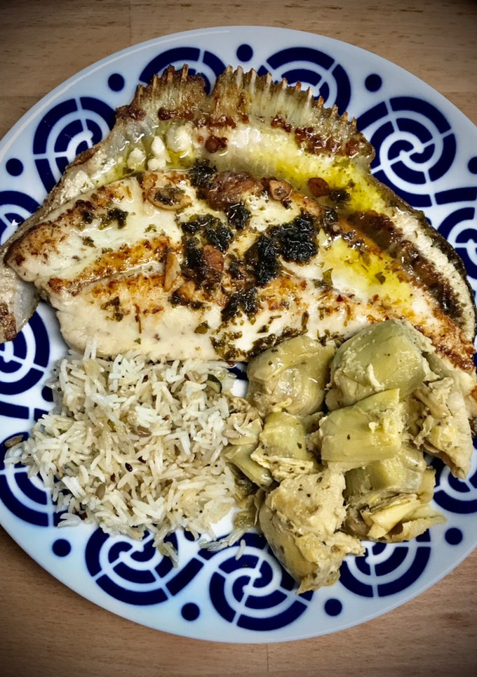 Una foto de Lomos de rodaballo a la plancha con alcachofas al godello y arroz con semillas