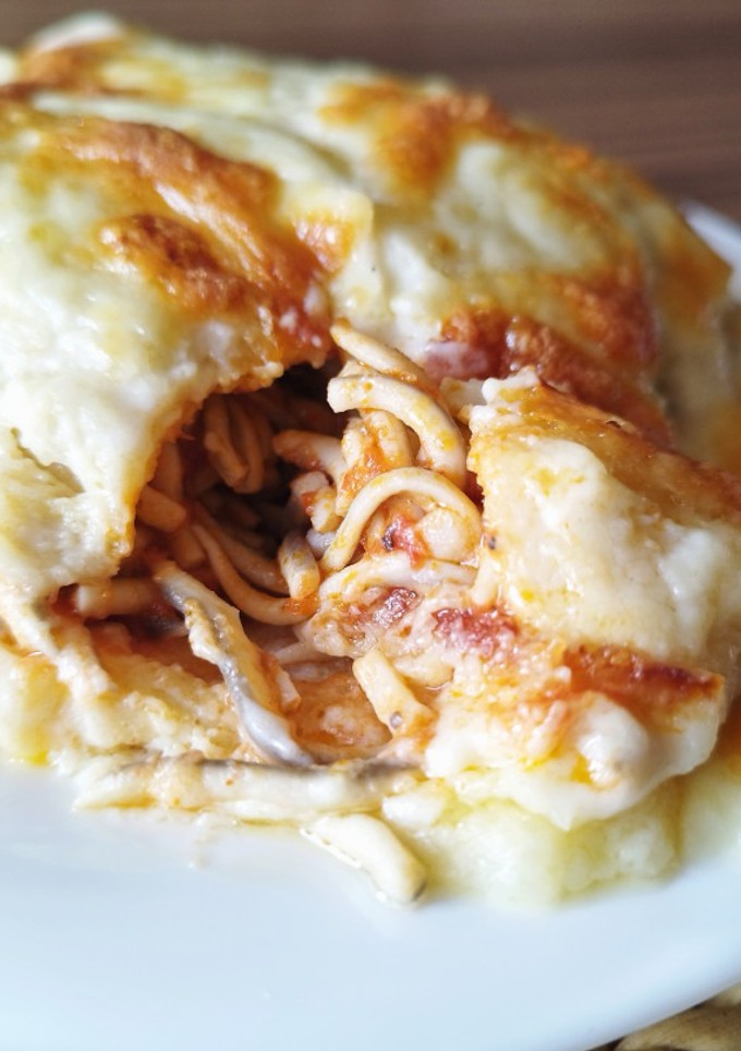 Una foto de Crepes gratinados rellenos de gulas y champiñones