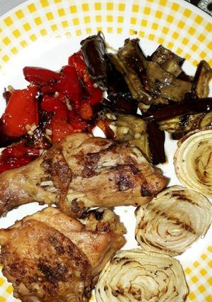 Una foto de Pollo a la parrilla con vegetales