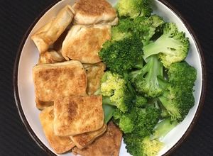Hình của món [Giảm cân #D_16] Đậu hũ chiên + bông cải luộc (111calo).