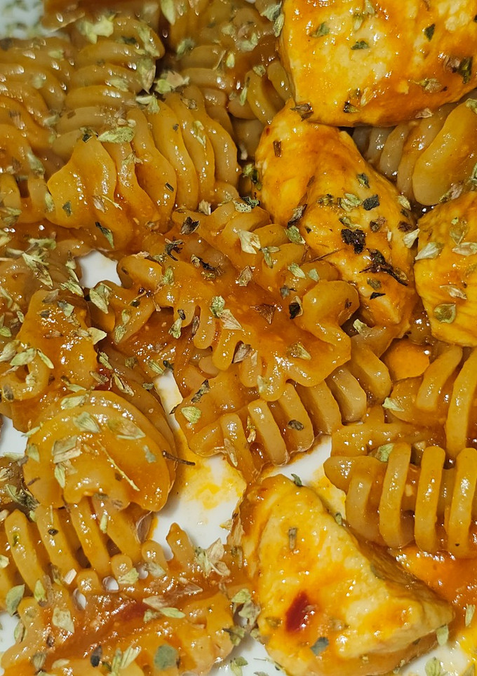 Una foto de Radiatori con pollo y salmorejo canario