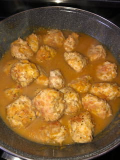 Una foto de Albóndigas de avena con salsa de zanahoria sano