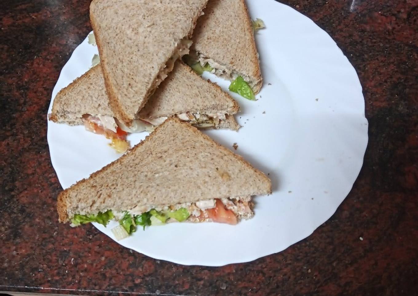 Sándwich de pechuga a la plancha, ensalada y mayonesa