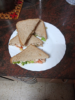 Una foto de Sándwich de pechuga a la plancha, ensalada y mayonesa