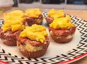 Una foto de muffins de remolacha