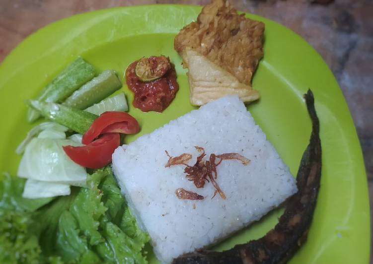 Resep Nasi liwet rice cooker sambal terasi yang Enak Banget