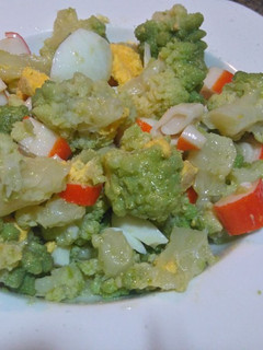 Foto principal de Romanescu, huevo duro, palitos de surimi con vinagreta