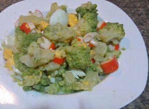 Una foto de Romanescu, huevo duro, palitos de surimi con vinagreta