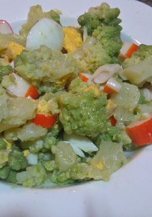 Una foto de Romanescu, huevo duro, palitos de surimi con vinagreta