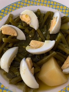 Una foto de Hervido de judías verdes con huevo cocido y patatas