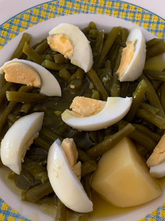 Una foto de Hervido de judías verdes con huevo cocido y patatas