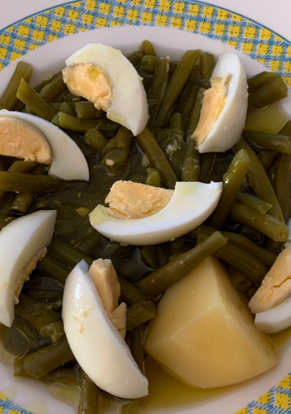 Una foto de Hervido de judías verdes con huevo cocido y patatas