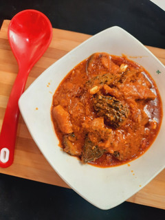 फ्राइड करेला आलू विद ग्रेवी (fried karela aloo with gravy recipe in Hindi) रेसिपी मुख्य फोटो