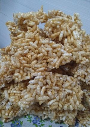 મમરા ની ચીકી (Mamra Chikki Recipe In Gujarati) રેસીપી મુખ્ય ફોટો